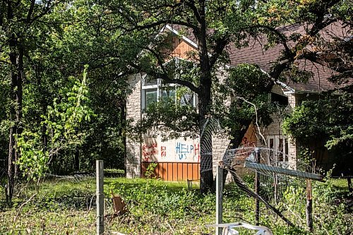 MIKAELA MACKENZIE / FREE PRESS
The Charleswood property, which has had chronic squatter and vandalism issues, on Friday, Aug. 29, 2025.
For Chris story.
Free Press 2025