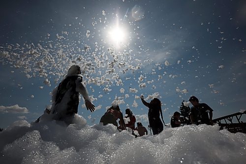 29082025
Kids play in foam during a family wellness day full of games, activities, food and entertainment at Sioux Valley Dakota Nation on a hot Friday. Sioux Valley invited evacuees displaced by fires up north to take part in the day at the First Nation west of Brandon.
Tim Smith/The Brandon Sun)