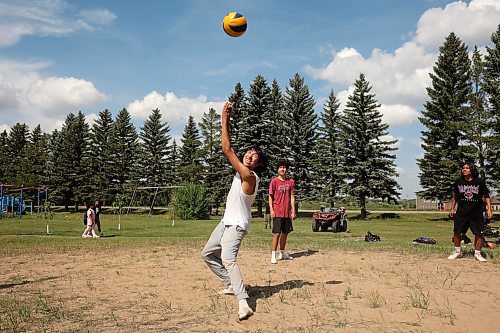 29082025
Teams take part in a volleyball tournament during a family wellness day full of games, activities, food and entertainment at Sioux Valley Dakota Nation on a hot Friday. Sioux Valley invited evacuees displaced by fires up north to take part in the day at the First Nation west of Brandon.
Tim Smith/The Brandon Sun)