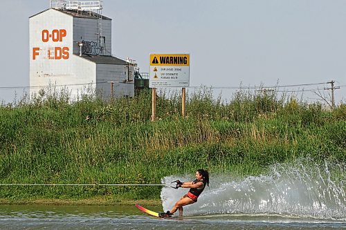29082025
Cassidy Faurschou with the Brandon Waterski Club slalom skis on the Assiniboine River in Brandon on a hot Friday morning.
Tim Smith/The Brandon Sun)