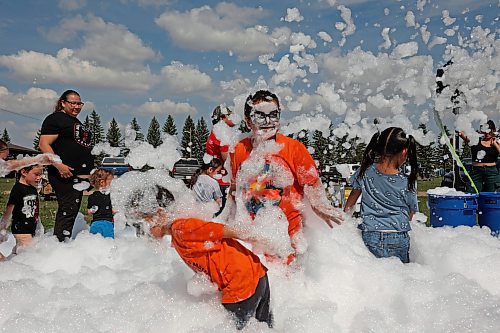 29082025
Kids play in foam during a family wellness day full of games, activities, food and entertainment at Sioux Valley Dakota Nation on a hot Friday. Sioux Valley invited evacuees displaced by fires up north to take part in the day at the First Nation west of Brandon.
Tim Smith/The Brandon Sun)