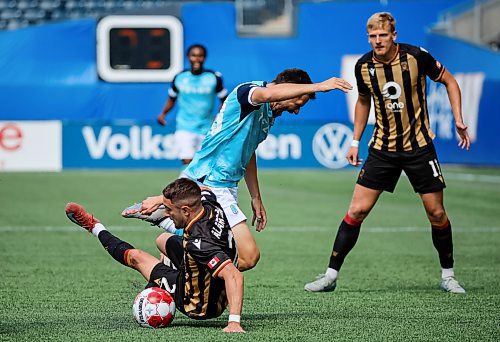 JOHN WOODS / WINNIPEG FREE PRESS
Valour FC’s Roberto Alarcon (2) and Pacific FC’s Alejandro Diaz (99) collide during first half Canadian Premier League action in Winnipeg Sunday, August 31, 2025.
Reporter: ?