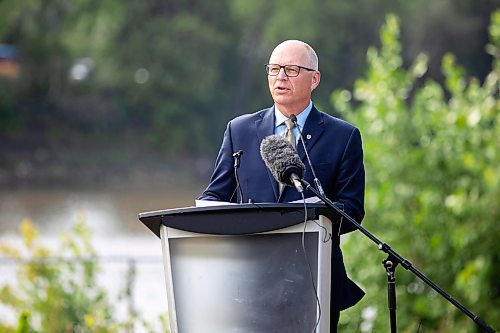 MIKAELA MACKENZIE / FREE PRESS
Mayor Scott Gillingham speaks at a press conference unveiling design plans for the Alexander Docks redevelopment on Thursday, Aug. 14, 2025.
For Joyanne story.
Winnipeg Free Press 2025