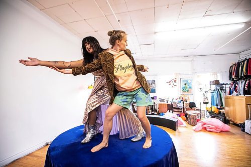 MIKAELA MACKENZIE / FREE PRESS
Glory co-creators and performers Dhanu Chinniah (left) and Emma Beech rehearse a scene at the We Quit Theatre space on Friday, Aug. 22, 2025.
For Ben Waldman story.
Free Press 2025
