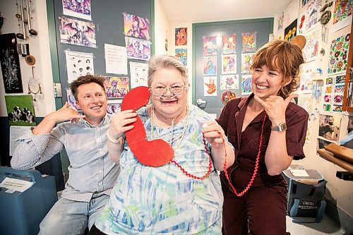 MIKAELA MACKENZIE / FREE PRESS
Cheryl Towers, Misericordia Place personal care resident who gave advice for the new advice hotline (centre), in her room with artists-in-residence Toby Gillies (left) and Natalie Baird on Wednesday, Sept. 3, 2025.
For Jen story.
Free Press 2025
