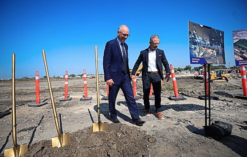 Ruth Bonneville / Free Press
LOCAL - New Transit Garage groundbreaking
Mayor Scott Gillingham celebrates with Kelly Wallace Vice President PCL construction at ground breaking ceremony.
Mayor Scott Gillingham and Councillor Janice Lukes along with others break ground on Oak Point Transit Garage construction at the construction site at 100 Oak Point Highway Tuesday.
Sept 9th, 2025