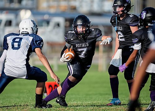 JOHN WOODS / FREE PRESS
Windsor Park Collegiate Royals&#x2019; Elliot Aguilar (7) runs against the Grant Park Pirates in their JV9 game at Falcons Football Club field Tuesday, September 9, 2025. This is the first game for Windsor Park&#x2019;s new team. 

Reporter: josh