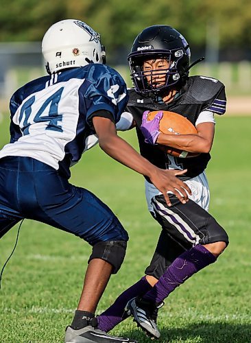 JOHN WOODS / FREE PRESS
Windsor Park Collegiate Royals&#x2019; Kayden Mendoza (1) runs against Grant Park Pirates&#x2019; Nosa Nosa-Amadasun (44) in their JV9 game at Falcons Football Club field Tuesday, September 9, 2025. This is the first game for Windsor Park&#x2019;s new team. 

Reporter: josh