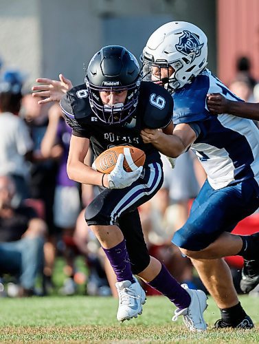 JOHN WOODS / FREE PRESS
Windsor Park Collegiate Royals&#x2019; Riley McLennan (6) runs against the Grant Park Pirates in their JV9 game at Falcons Football Club field Tuesday, September 9, 2025. This is the first game for Windsor Park&#x2019;s new team. 

Reporter: josh