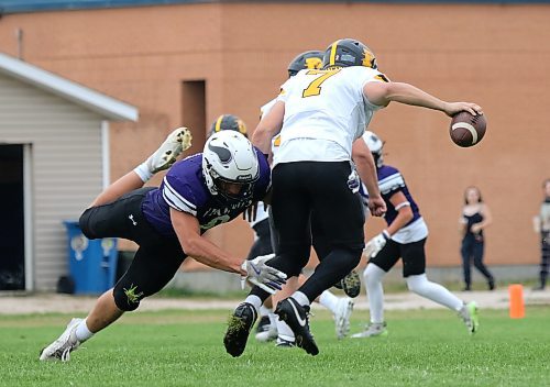 Vincent Massey Vikings Caleb Edwards dives to tackle Dakota Lancers quarterback Khaleel Hosein during their Winnipeg High School Football League game at Doug Steeves Field on Thursday. (Thomas Friesen/The Brandon Sun)