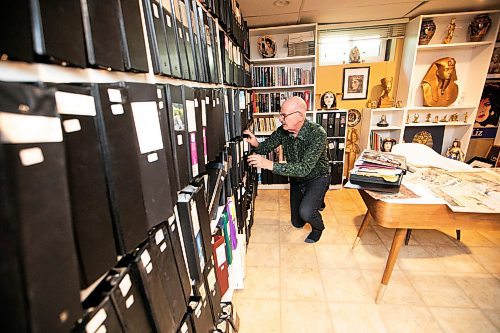 MIKAELA MACKENZIE / FREE PRESS

Hannon Bell looks through his Elizabeth Taylor collection on Tuesday, Sept. 9, 2025. He has over 120 three-ring binders filled with photos and news articles about the actress.

For Dave Sanderson story.
Free Press 2025