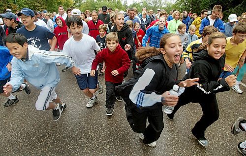 JOE BRYKSA/WINNIPEG FREE PRESS Local- Despite light showers Sunday morning, hundreds still took part in the Terry Fox run at Assiniboine Park- Sept 14, 2003
