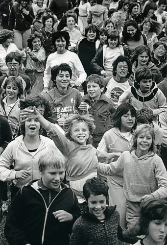 JAMES HAGGARTY / FREE PRESS
Nearly 1000 students and teachers from Chief Peguis Junior High School and Donwood Elementary School raised $1000 yesterday at their own Terry Fox Run.
September 16, 1983