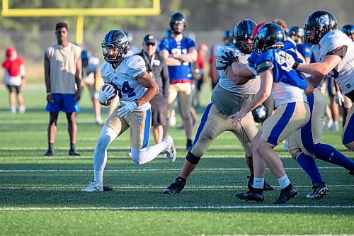 BROOK JONES/FREE PRESS
Winnipeg Rifles running back Kaiden Banfield (No. 34) is pictured running with a football during a play at the team's practice at Maple Grove Rugby Park in Winnipeg, Man., Wednesday, Aug. 13, 2025. The Rifles of the Canadian Junior Football League take on the Edmonton Wildcats in Sherwood Park, Alta., Sunday, Aug. 17.