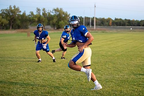BROOK JONES/FREE PRESS
Winnipeg Rifles linebacker Kyler Banfield, 22, (No. 4) is pictured running during a football drill at the team's practice at Maple Grove Rugby Park in Winnipeg, Man., Friday, Sept. 12, 2025. The Rifles of the Canadian Junior Football League take on the Regina Thunder at Leibel Field, in Regina, Sask., Sunday, Sept. 14.