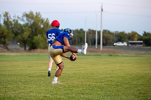 BROOK JONES/FREE PRESS
Winnipeg Rifles linebacker Kyler Banfield, 22, (No. 4) is pictured catching a football while participating in a football pass drops drill during the team's practice at Maple Grove Rugby Park in Winnipeg, Man., Friday, Sept. 12, 2025. The Rifles of the Canadian Junior Football League take on the Regina Thunder at Leibel Field, in Regina, Sask., Sunday, Sept. 14.