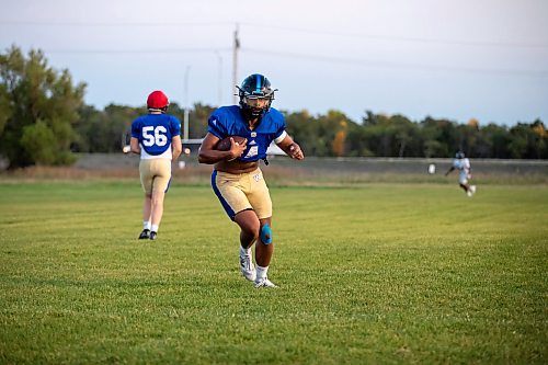 BROOK JONES/FREE PRESS
Winnipeg Rifles linebacker Kyler Banfield, 22, (No. 4) is pictured running with a football after making a catch while participating in a football pass drops drill during the team's practice at Maple Grove Rugby Park in Winnipeg, Man., Friday, Sept. 12, 2025. The Rifles of the Canadian Junior Football League take on the Regina Thunder at Leibel Field, in Regina, Sask., Sunday, Sept. 14.