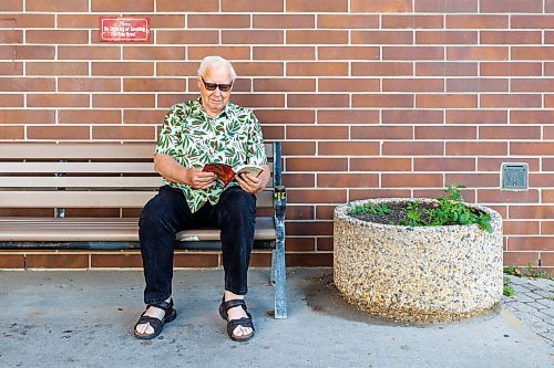 MIKE DEAL / FREE PRESS
Gerald Brown volunteers his time overseeing the library that's on the main floor in Portage Commons at 610 Portage Avenue.
Reporter: Aaron Epp
250916 - Tuesday, September 16, 2025.