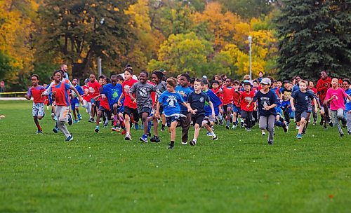 MIKE DEAL / FREE PRESS
Grade five students take part in a Pembina Trails Athletic Conference Cross Country Meet at St. Vital Park Wednesday afternoon. It&#x2019;s the first of a three meet series that students in grade 4-8 can take part in across the division. There are over 2,000 students that participate through out the race season in the Pembina Trails School Division.&#xa0;
Standup
250917 - Wednesday, September 17, 2025.