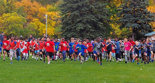MIKE DEAL / FREE PRESS
Grade five students take part in a Pembina Trails Athletic Conference Cross Country Meet at St. Vital Park Wednesday afternoon. It&#x2019;s the first of a three meet series that students in grade 4-8 can take part in across the division. There are over 2,000 students that participate through out the race season in the Pembina Trails School Division.&#xa0;
Standup
250917 - Wednesday, September 17, 2025.
