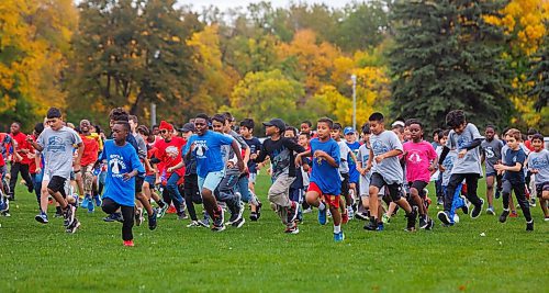 MIKE DEAL / FREE PRESS
Grade five students take part in a Pembina Trails Athletic Conference Cross Country Meet at St. Vital Park Wednesday afternoon. It&#x2019;s the first of a three meet series that students in grade 4-8 can take part in across the division. There are over 2,000 students that participate through out the race season in the Pembina Trails School Division.&#xa0;
Standup
250917 - Wednesday, September 17, 2025.