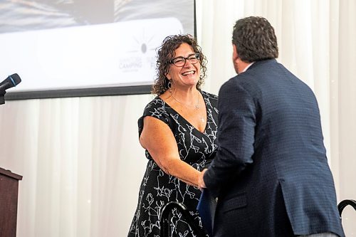 MIKAELA MACKENZIE / FREE PRESS
Manitoba Camping Association executive director Kim Scherger shakes hands with Brandon East MLA Glen Simard at the Sunshine Fund Donor Appreciation Luncheon at the Caboto Centre on Thursday, Sept. 18, 2025.
For Ѡstory.
Free Press 2025