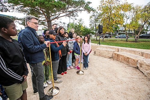 MIKAELA MACKENZIE / FREE PRESS
St. George School grade six student Bhavik Bawa and principal Carly Friesen cut the ribbon on a new outdoor classroom in St. George Park (which will serve the students at neighbouring St. George School) on Friday, Sept. 19, 2025.
Free Press 2025