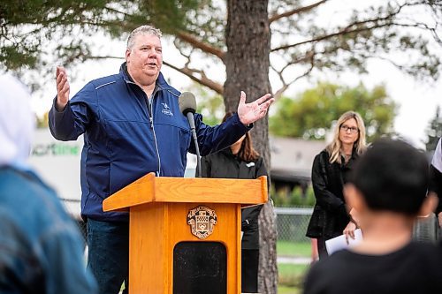 MIKAELA MACKENZIE / FREE PRESS
LRSD trustee Chris Sigurdson officially opens a new outdoor classroom in St. George Park (which will serve the students at neighbouring St. George School) on Friday, Sept. 19, 2025.
Free Press 2025