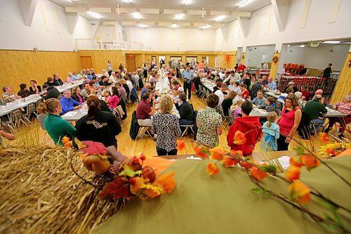People pack the Carberry Community Centre for a Sunday-evening fall supper in this file photo. (Bruce Bumstead/Brandon Sun)