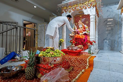 MIKE DEAL / FREE PRESS
Pandit Shrikant Sharma performs rituals for Goddess Durga murti at the Hindu Temple and Dr. Raj Pandey Hindu Centre, 999 St. Anne's Road, Monday morning.
Reporter: Romona
250922 - Monday, September 22, 2025.
