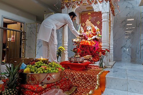 MIKE DEAL / FREE PRESS
Pandit Shrikant Sharma performs rituals for Goddess Durga murti at the Hindu Temple and Dr. Raj Pandey Hindu Centre, 999 St. Anne's Road, Monday morning.
Reporter: Romona
250922 - Monday, September 22, 2025.