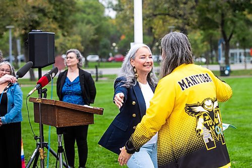 MIKAELA MACKENZIE / FREE PRESS
MLA Nahanni Fontaine hugs MDA president Shawna Joynt at the deaf flag-raising in Memorial Park in front of the Legislative Building on Tuesday, Sept. 23, 2025.
For Maggie story.
Free Press 2025