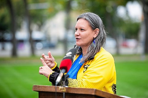 MIKAELA MACKENZIE / FREE PRESS
MDA president Shawna Joynt speaks at the deaf flag-raising in Memorial Park in front of the Legislative Building on Tuesday, Sept. 23, 2025.
For Maggie story.
Free Press 2025