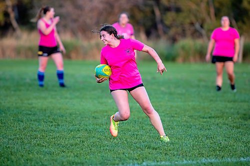 BROOK JONES/FREE PRESS
Brombies/Wombats player Ashley Garland is pictured running while carrying a rugby ball during a team practice at Maple Grove Rugby Park in Winnipeg, Man., Wednesday, Sept. 24, 2025. The Brombies/Wombats rugby team will be competing against the Assassins in the women's premier championship on Saturday.