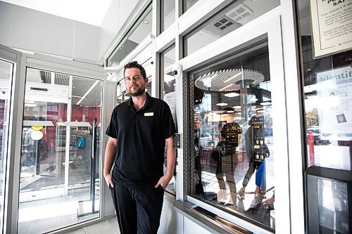 MIKAELA MACKENZIE / FREE PRESS

Store manager Evan O&#x542;rien at the secure entrance of the Portage and Burnell Liquor Mart on Friday, Sept. 26, 2025. 

For Tyler story.
Free Press 2025