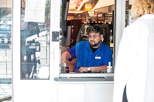 MIKAELA MACKENZIE / FREE PRESS

Employee Rawel Khattra at the secure entrance of the Portage and Burnell Liquor Mart on Friday, Sept. 26, 2025. 

For Tyler story.
Free Press 2025