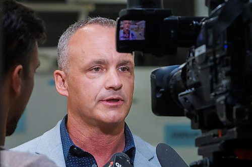 MIKE DEAL / FREE PRESS
Barry Watson, area Vice-President, Corporate Financing and Senior Accounts at Western Canada for Farm Credit Canada (FCC) speaks with media after a press conference with Vince Barletta, President and CEO, Harvest Manitoba where they announced at Harvest MB’s facilities (1085 Winnipeg Avenue) Wednesday morning, that FCC will be putting up $500,000 to help Harvest Manitoba expand.
Reporter: Tyler Searle
251001 - Wednesday, October 01, 2025.