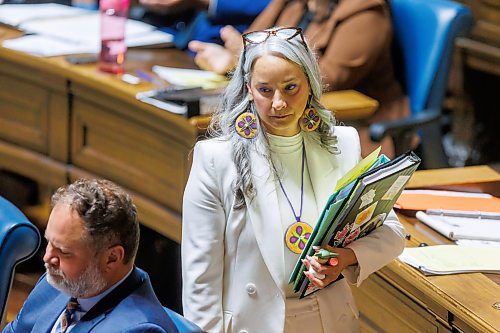 MIKE DEAL / FREE PRESS
Nahanni Fontaine, Minister of Families of Manitoba enters the assembly chamber on the first day of the second session of the 43rd legislature, Wednesday afternoon.
Reporter: Maggie Macintosh
251001 - Wednesday, October 01, 2025.