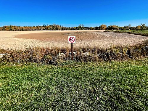 Ruth Bonneville / Free Press
Standup - Birds Hill Lake empty
Photo of an empty beach reservoir at the man-made lake at Birds Hill Park Thursday.
Even thought the mid-summer like temperatures up to +26 C draw some to want to get in one last swim of the season, the man-made lake is drained annually after the summer recreation season to perform regular maintenance.
Oct 2nd, 2025