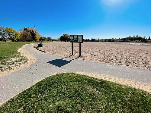 Ruth Bonneville / Free Press 

Standup - Birds Hill Lake empty

Photo of an empty beach reservoir at the man-made lake at Birds Hill Park Thursday.  

Even thought the mid-summer like temperatures up to +26 C draw some to want to get in one last swim of the season, the  man-made lake is drained annually after the summer recreation season to perform regular maintenance.

Oct 2nd,  2025
