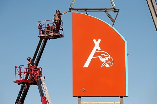29092025
Workers install new signage for Falcon Gas on 18th Street North on Thursday.
(Tim Smith/The Brandon Sun)