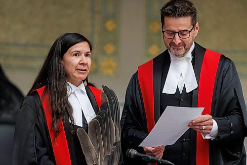MIKE DEAL / FREE PRESS
Judge Jerilee Ryle is sworn in to the Provincial Court by Chief Judge Ryan Rolston, Friday afternoon at the Law Courts Complex, 408 York Ave.
Standup
251003 - Friday, October 03, 2025.