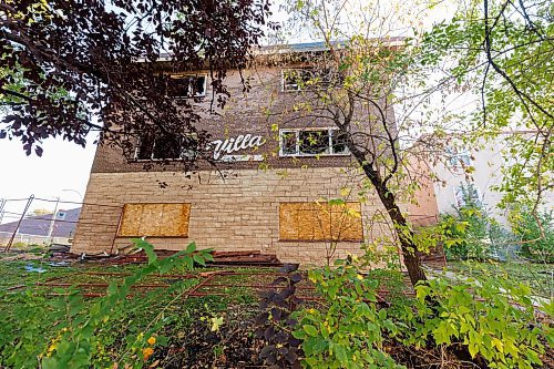 MIKE DEAL / FREE PRESS
A vacant apartment building at southeast corner of Enfield Crescent and Marion Street where a fire started around 2am Monday morning.
251006 - Monday, October 06, 2025.