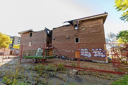 MIKE DEAL / FREE PRESS
A vacant apartment building at southeast corner of Enfield Crescent and Marion Street where a fire started around 2am Monday morning.
251006 - Monday, October 06, 2025.