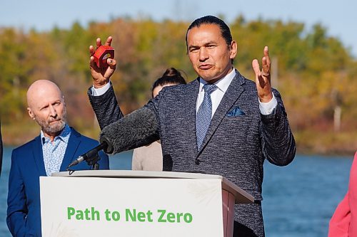 MIKE DEAL / FREE PRESS
Premier Wab Kinew along with Environment and Climate Change Minister Mike Moyes unveil Manitoba&#x2019;s Path to Net Zero during an event at Fort Whyte Alive, 2505 McGillivray Blvd. Monday morning.
Reporter: JS Rutgers
251006 - Monday, October 06, 2025.