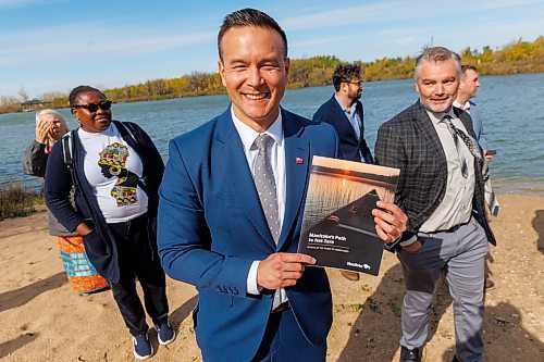 MIKE DEAL / FREE PRESS
Environment and Climate Change Minister Mike Moyes holds up a copy of the Path to Net Zero plan after unveiling it during an event at Fort Whyte Alive, 2505 McGillivray Blvd. Monday morning.
Reporter: JS Rutgers
251006 - Monday, October 06, 2025.