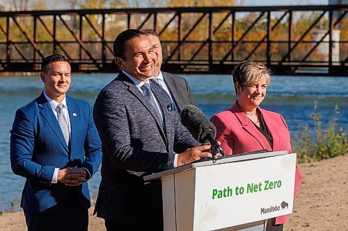MIKE DEAL / FREE PRESS
Premier Wab Kinew along with Environment and Climate Change Minister Mike Moyes unveil Manitoba&#x2019;s Path to Net Zero during an event at Fort Whyte Alive, 2505 McGillivray Blvd. Monday morning.
Reporter: JS Rutgers
251006 - Monday, October 06, 2025.