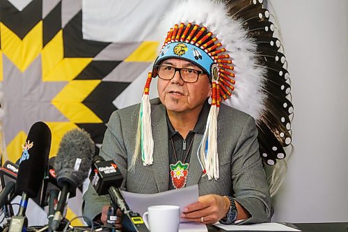 MIKE DEAL / FREE PRESS
Chief Dr. Stan Bird of Peguis First Nation calls for the immediate termination of the coordination agreement that governs child and family services (CFS) in his community, citing grave risks to the safety and well-being of children and families, during a press conference Friday morning at the Southern Chiefs’ Organization (SCO) offices.
Grand Chief of the Southern Chiefs' Organization (SCO), Jerry Daniels, was on hand to support Chief Dr. Stan Bird.
Reporter: Nicole Buffie
251003 - Friday, October 03, 2025.