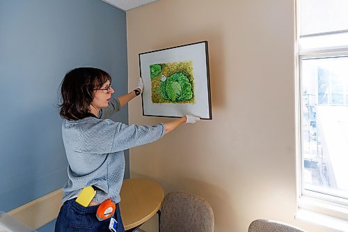 MIKE DEAL / FREE PRESS
hannah_g the curator for the Buhler Gallery at the St. Boniface Hospital prepares to hang a piece of art, Savoy by Victor Cicansky (1980), in a patients room.
Reporter: AV Kitching
251009 - Thursday, October 09, 2025.