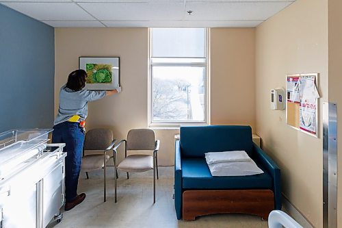 MIKE DEAL / FREE PRESS
hannah_g the curator for the Buhler Gallery at the St. Boniface Hospital prepares to hang a piece of art, Savoy by Victor Cicansky (1980), in a patients room.
Reporter: AV Kitching
251009 - Thursday, October 09, 2025.